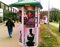 plakáty visí po celé Praze u každého metra