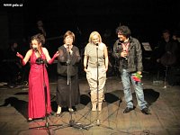 Bára Basiková, Ester Kočičková a Miriam Kantorková jako sbor při závěrečné písni Hynka Tomma