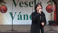 Vánoce 2011 Hynek Tomm zpívá na náměstí v CHebu